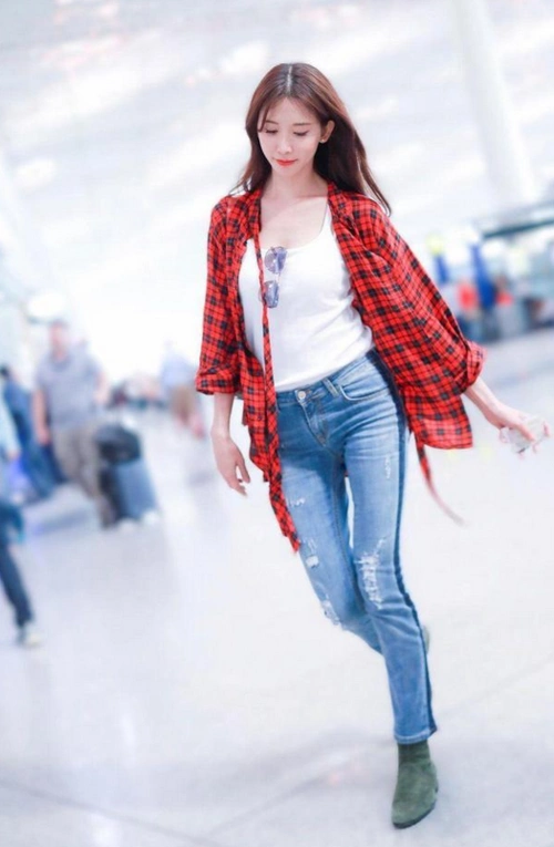 44岁林志玲穿红大衣走机场俗得要命173身高变憨大个无超模风采