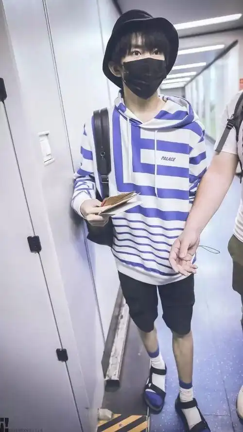 易烊千玺露袜穿搭合集 时尚达人玺子哥帅气出街_袜子