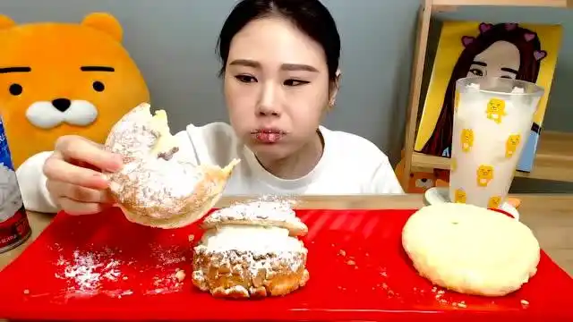大胃王妹子吃奶油面包,大口咬下全嘴是奶油