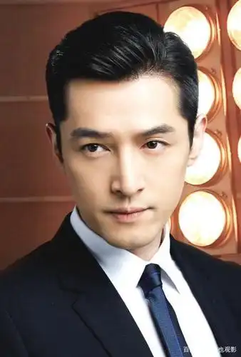 38岁胡歌背头西装造型出席活动,气质超好,网友:面部细纹显沧桑