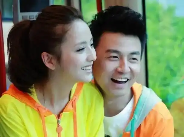 随着佟丽娅的出现,两人之间原本模糊不清的关系终于得以明确,暂时告一