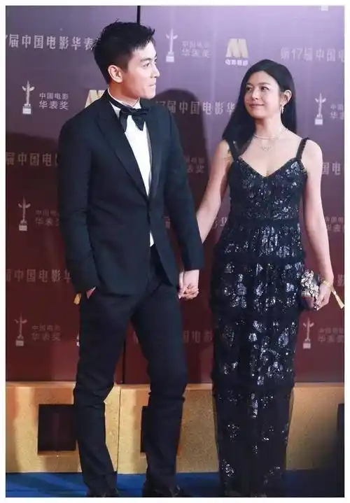 陈妍希罕见亮相穿吊带裙如女王陈晓靓装小跟班