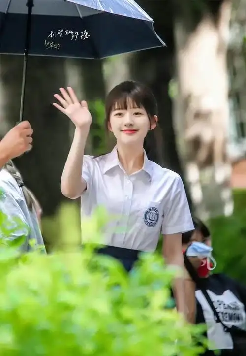 赵露思偷偷藏不住饭拍图