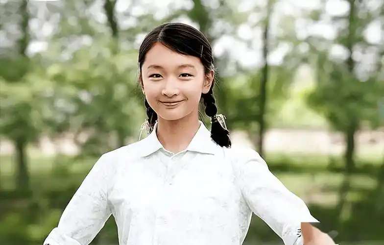看完周冬雨高中时的照片,完全理解为何她被张艺谋相中,太水灵了