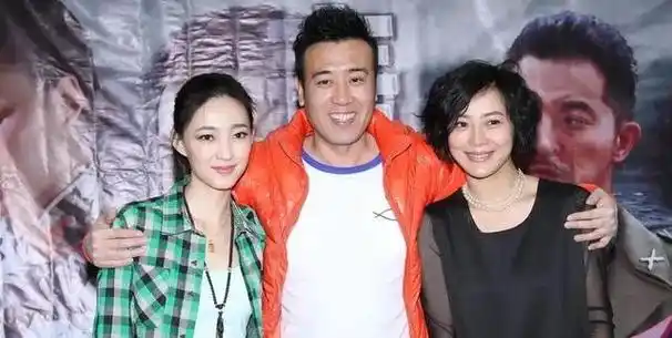 于和伟在抚顺的一家话剧团排练,他遇到了一个18岁的漂亮姑娘宋林静