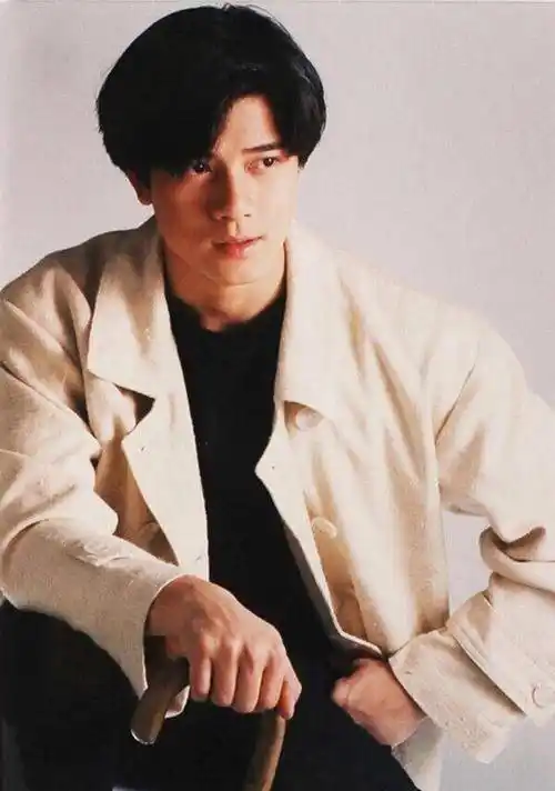 郭富城年轻时三七分配毛衣真帅,与妻子方媛压马路身高是"硬伤"_衣服