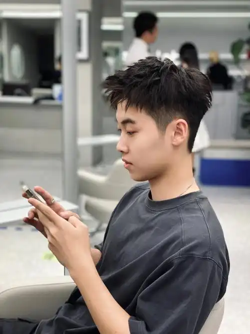 朱一龙杨洋同款男生清爽的短发发型