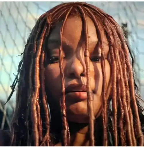 头发打绺,脸上长痘,还要强夸美?不夸就是搞歧视,是谁过分了?