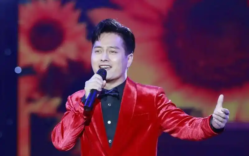 歌手云飞直播间深情唱草情歌,春晚录制现场实拍!