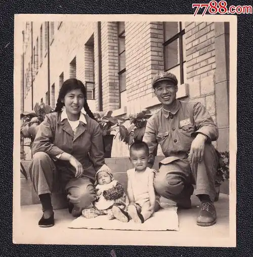 50年代美女军人家庭合影老照片1张(尺寸约5.8*5.9厘米)