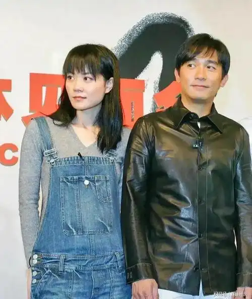 王菲梁朝伟21年前合照曝光一个青春洋溢一个酷劲十足