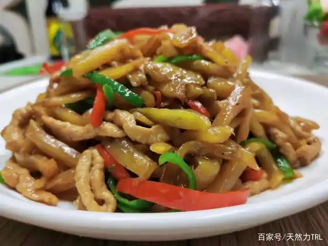 超下饭的榨菜炒肉丝,虽然简单,但很讲究,榨菜脆爽,值得收藏