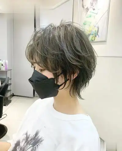 时尚纹理烫短发女