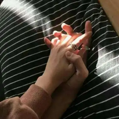 抖音很火的情侣牵手图片抖音里的情侣头像一对一图一张