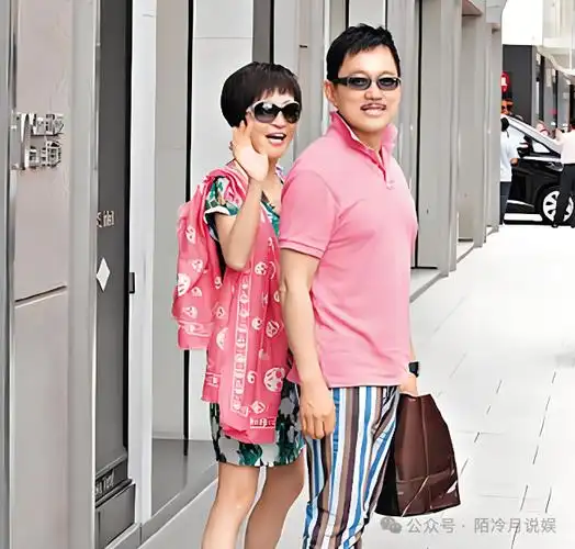 谢霆锋母亲与小11岁丈夫