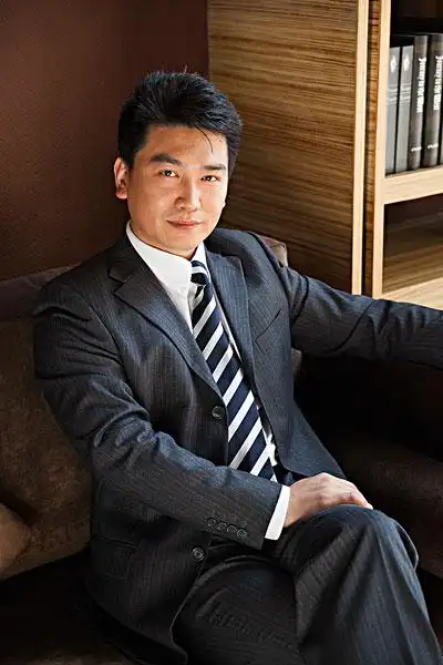 中年男人在书房