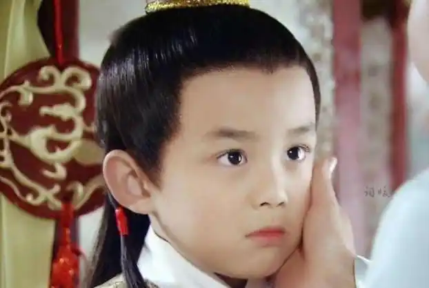 之前长相可爱的童星,他们都变胖了,而他从小时候帅到大