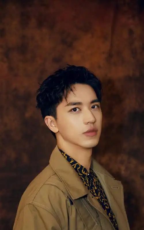 许魏洲帅气不羁代言写真图片