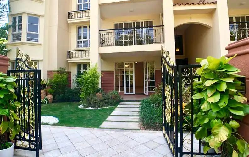 一楼私家带院如何规划设计(一楼小院装修设计技巧分享)