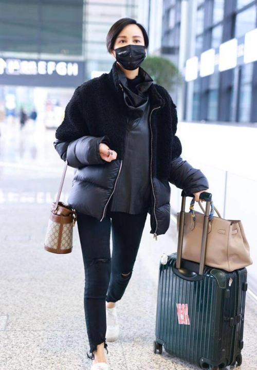 这是张歆艺当天现身机场的全身照,她这次穿了一款很厚实的棉衣,整个人
