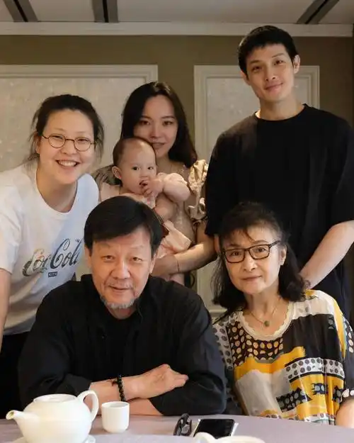 68岁寇世勋近况,晚年常陪原配一家身边,二房3名子女在国外留学_腾讯新