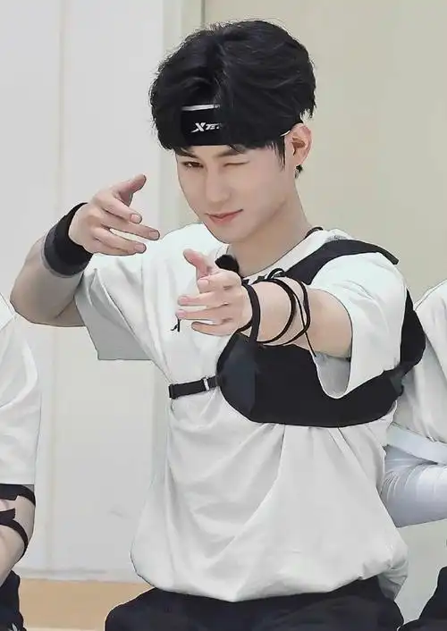 恭喜你解锁到张真源这个大男孩了大长腿 有 腹肌 胸肌 肌肉 大腿肌能