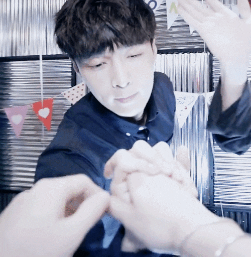 张艺兴gif握手gif演唱会gif粉丝gif