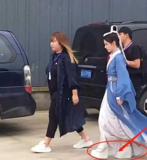 常常出现男主或女主受伤后,在洞穴或秘密基地中另一半帮助疗伤的场景