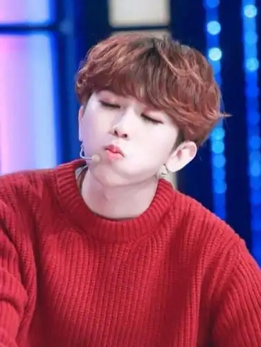 蔡徐坤穿一件红色的毛衣,他对着镜头闭着眼睛嘟嘴卖萌,让人特别忍不住