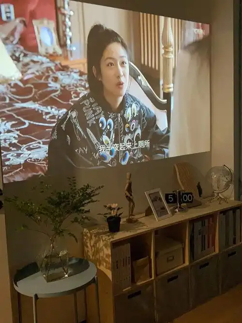 周末宅在家的正确打开方式窝在沙发追剧