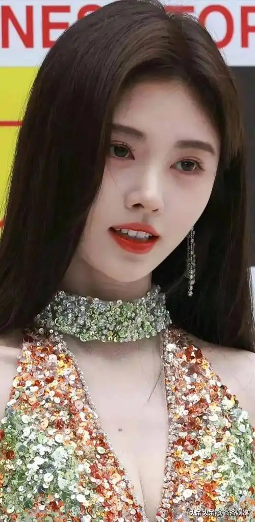 鞠婧祎:事业线惊艳到你掉下巴,她每一寸都是完美!_线条_魅力_胸部