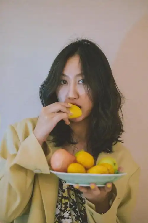 陈粒穿衣有气质,碎花连衣裙好有"民谣范儿",衣美人更美