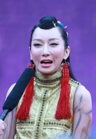 有种"整容"叫萨顶顶卸妆,素颜照曝光后,网友:为啥扮丑?_腾讯新闻