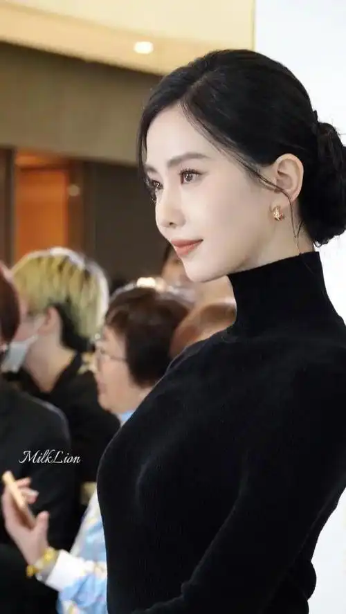 刘诗诗高调出席活动穿黑色高领针织衫扎着低发髻清新脱俗