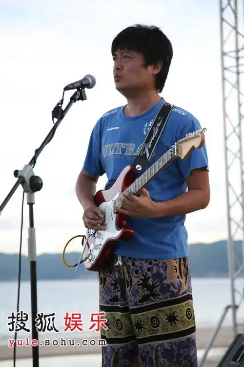 组图:黑豹乐队参加沙滩慈善音乐会演出现场