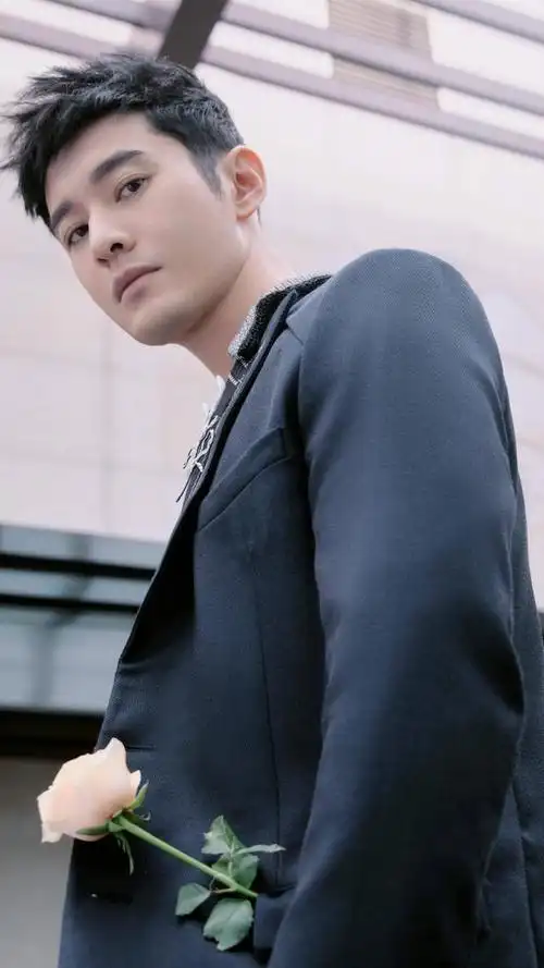 演员黄晓明,陪姐姐乘风破浪,去黄河边开中餐厅,来看帅照