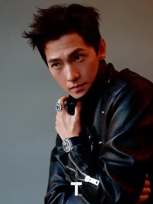 杨洋四登t封面##杨洋这谁能忍住不扑啊#杨洋这次雀斑妆 西装半脱造型