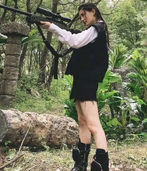 徐璐原来曾是军人直播带着猫咪上镜忘开美颜真实颜值让人看呆