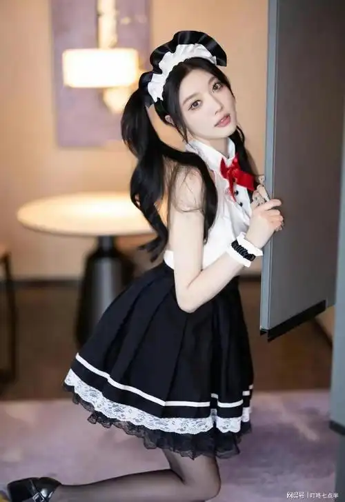 杨晨晨穿上黑色丝袜jk制服网友们疯狂围观