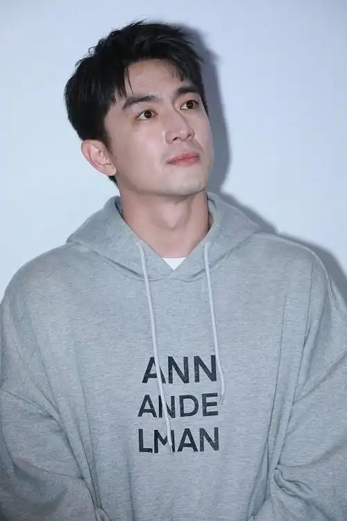 林更新生图更真实美颜后反而没了男人味穿卫衣也挺帅气