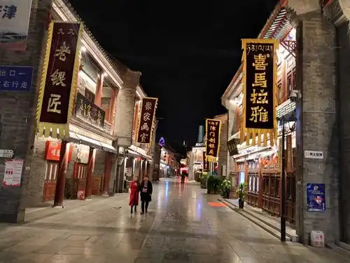 夜晚的天津古文化街灯火通明但有些冷清草稿