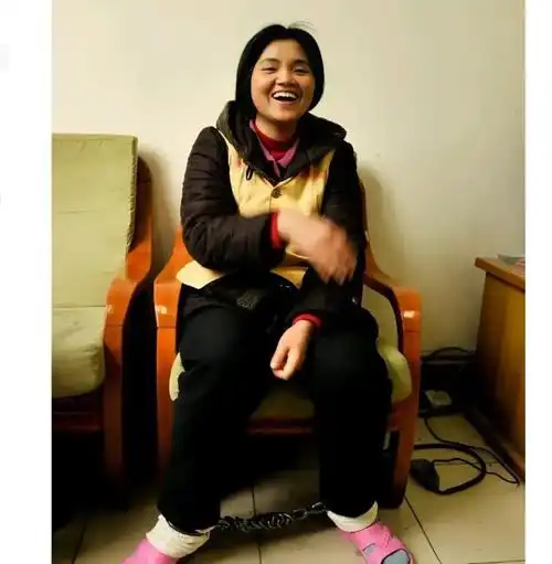 2011年,一个女毒贩在看守所的照片,得知被判死刑后竟然大笑起来