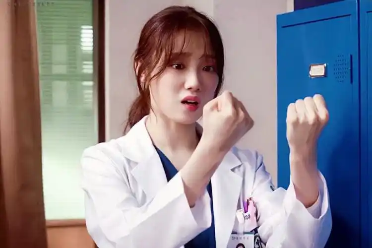 《浪漫医生金师傅》李圣经又可以看美女演电视剧了!图crlogo 侵歉删.