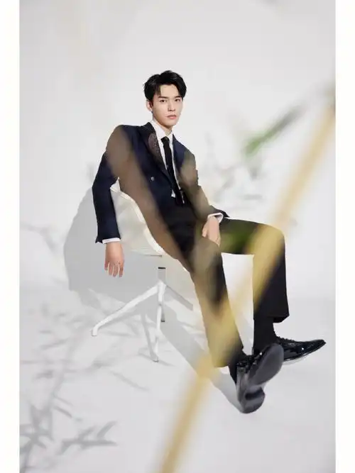 龚俊西装皮鞋黑袜