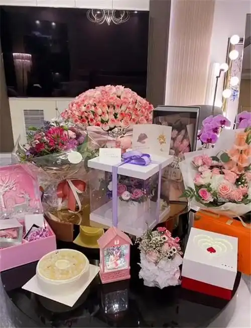 李小璐被一桌子生日礼物包围,贾乃亮的反应很现实,网友:理解!