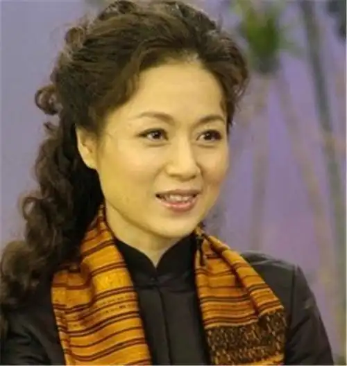 相比之下陈丹青倒没什么情债,与妻子黄素宁相伴一生,即使身价千万也没