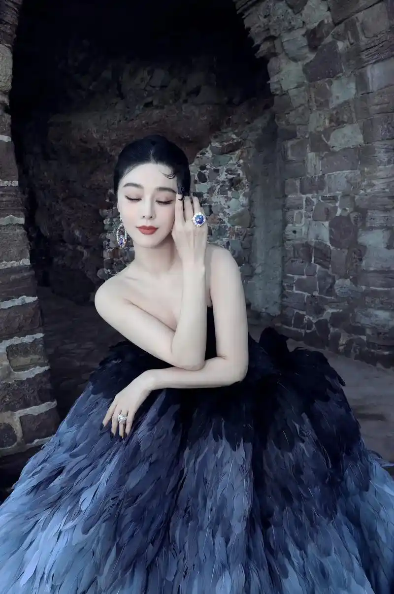 范冰冰渐变天鹅礼裙亮相76届戛纳闭幕红毯.@范冰冰 身着ge - 抖音