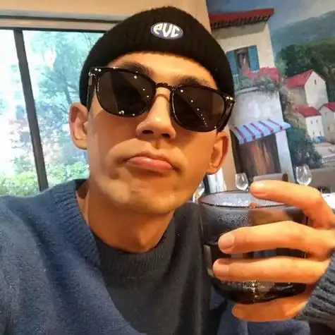 戴墨镜屌丝男头像