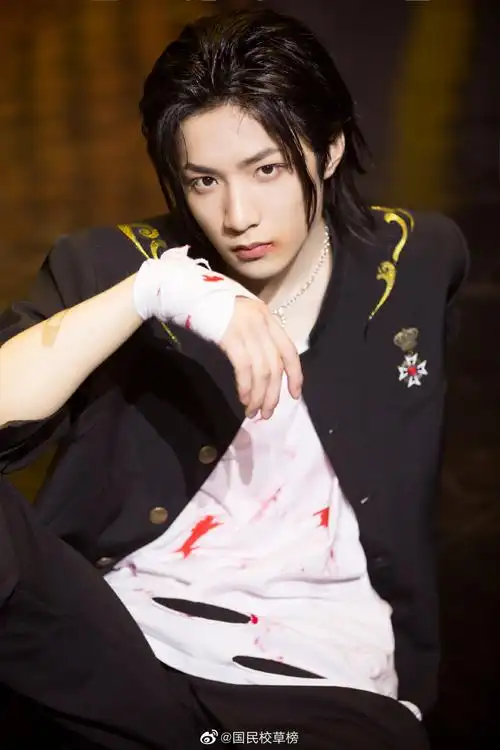 时代少年团成员 热血狼崽刘耀文 05年 身高180