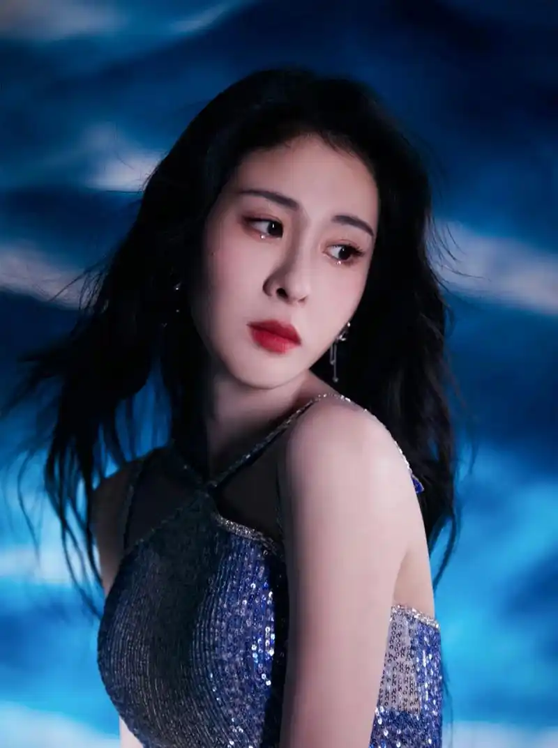 张碧晨# 一袭闪亮紧身裙,清纯甜美的容颜,窈窕曼妙的身材,性感妖娆的